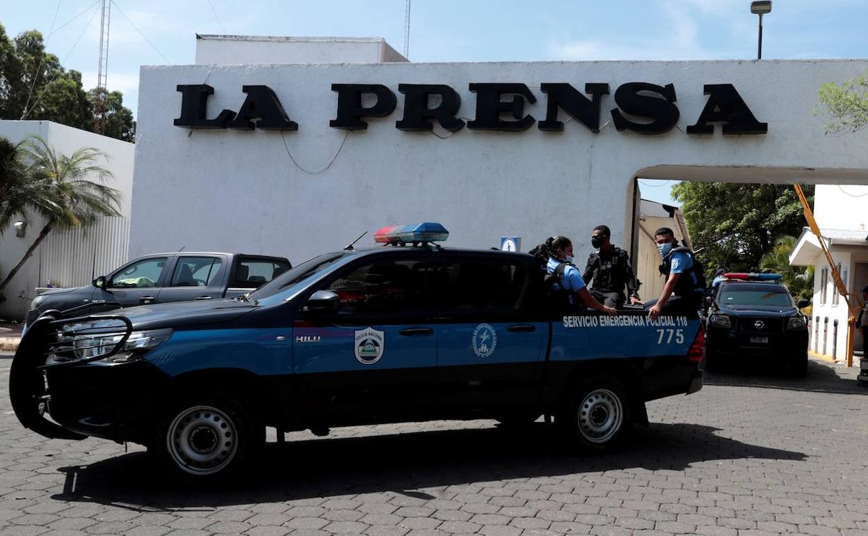 El diario 'La Prensa', allanado por la Policía, se convirtió en una de las primeras víctimas del cierre informativo a los medios no oficialistas.