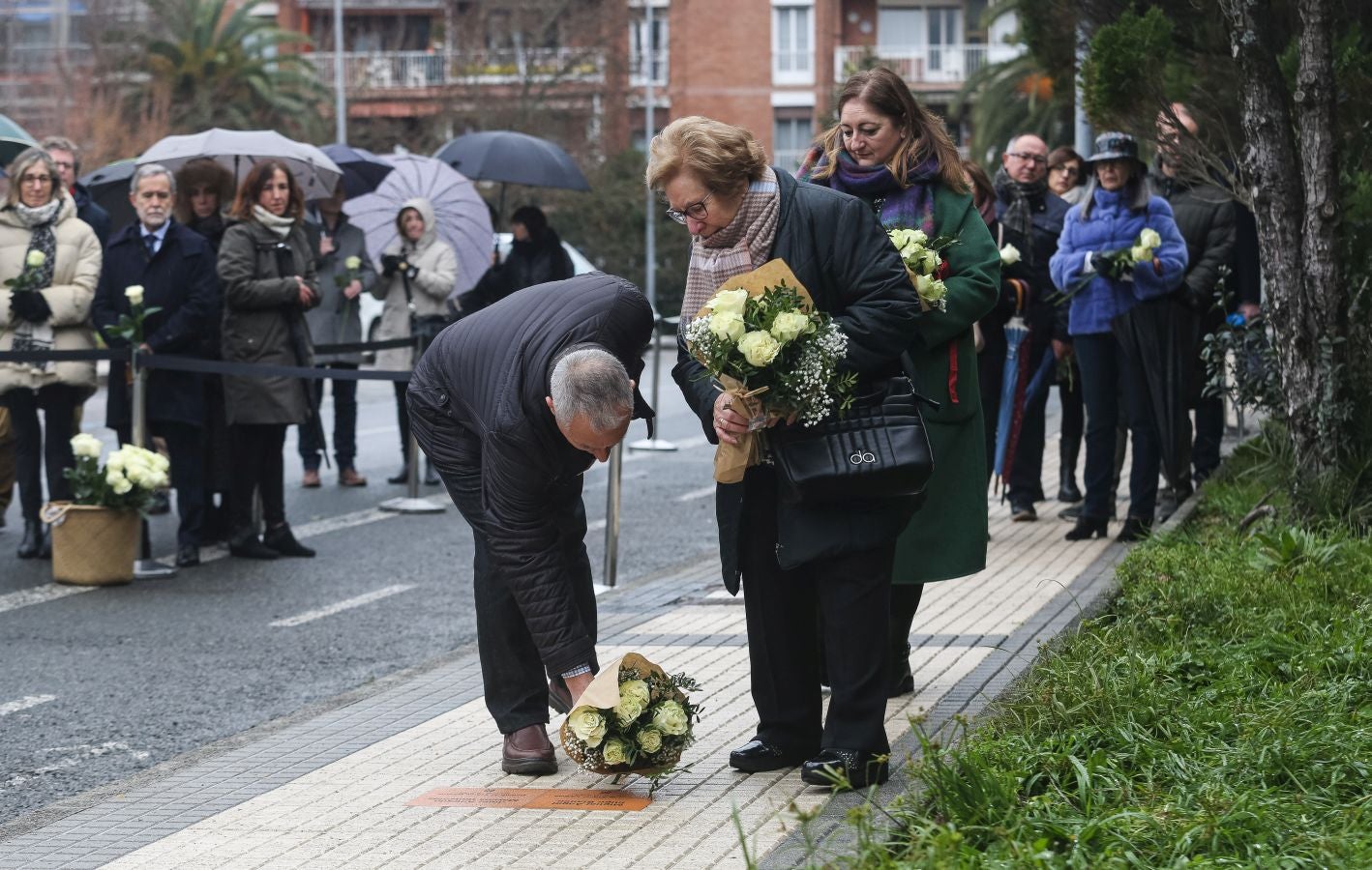 Fotos: Homenaje a dos guardias civiles en Egia