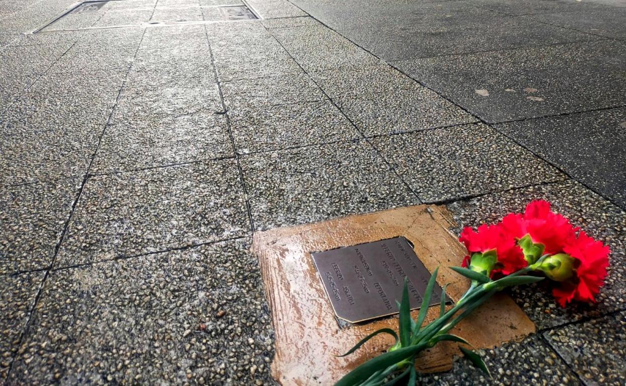 El Ayuntamiento colocó ramos de flores en memoria de las víctimas del Holocausto.