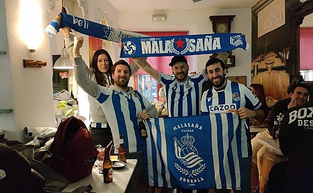 La aficicón de la Real calentando motores para el partido de este domingo en el Bernabéu. 