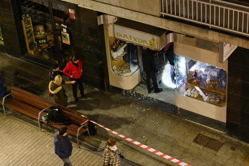 Imagen de la pastelería Antxon, acordonada por los cuerpos policiales.