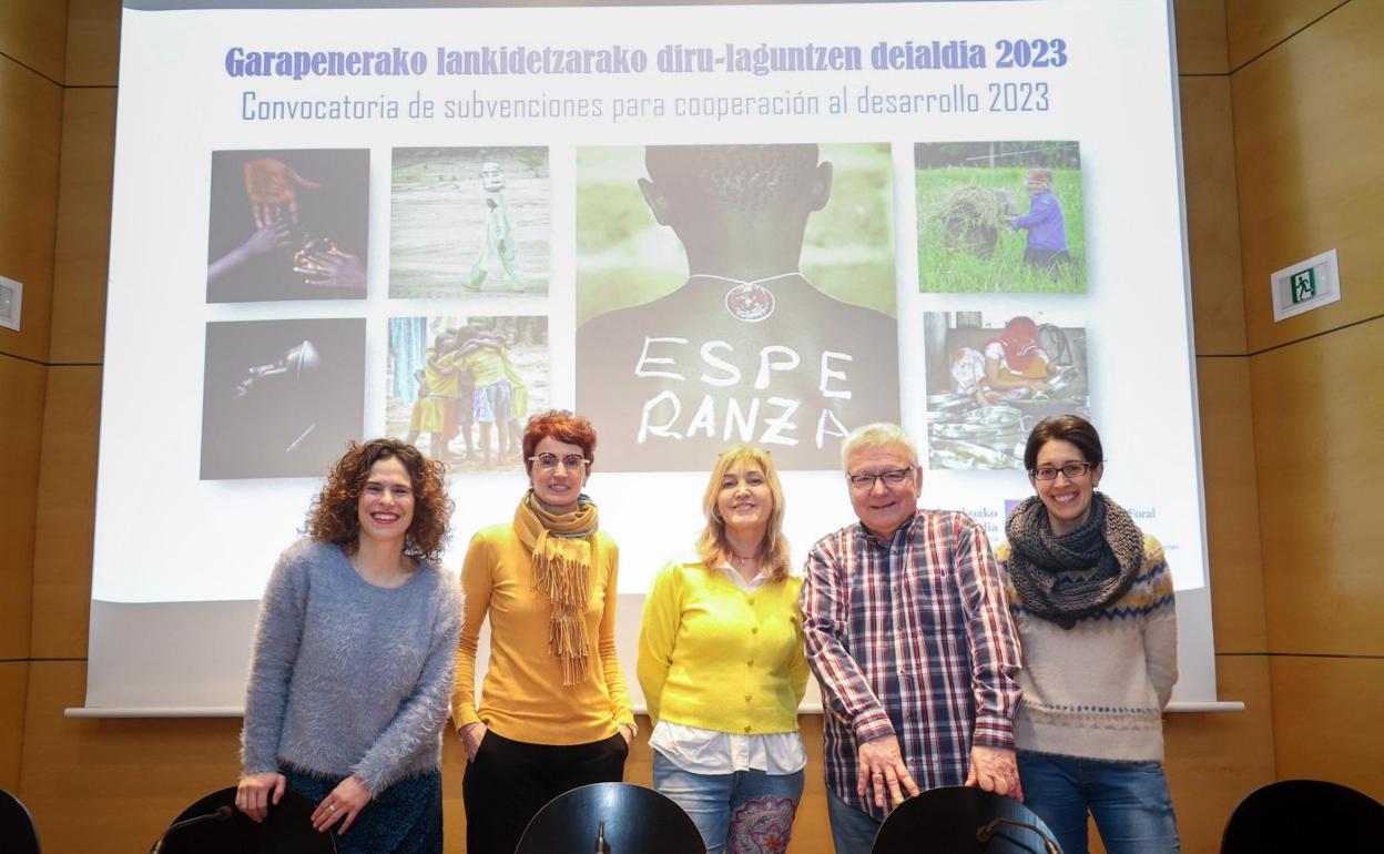 Gema Hierro (Medicus Mundi), la diputada María José Telleria, Patricia Ponce (Haurralde Fundazioa), el director foral de Cooperación, Fernando San Martín, y Erika Ruiz (Alboan), en la presentación este martes en el Palacio foral. 