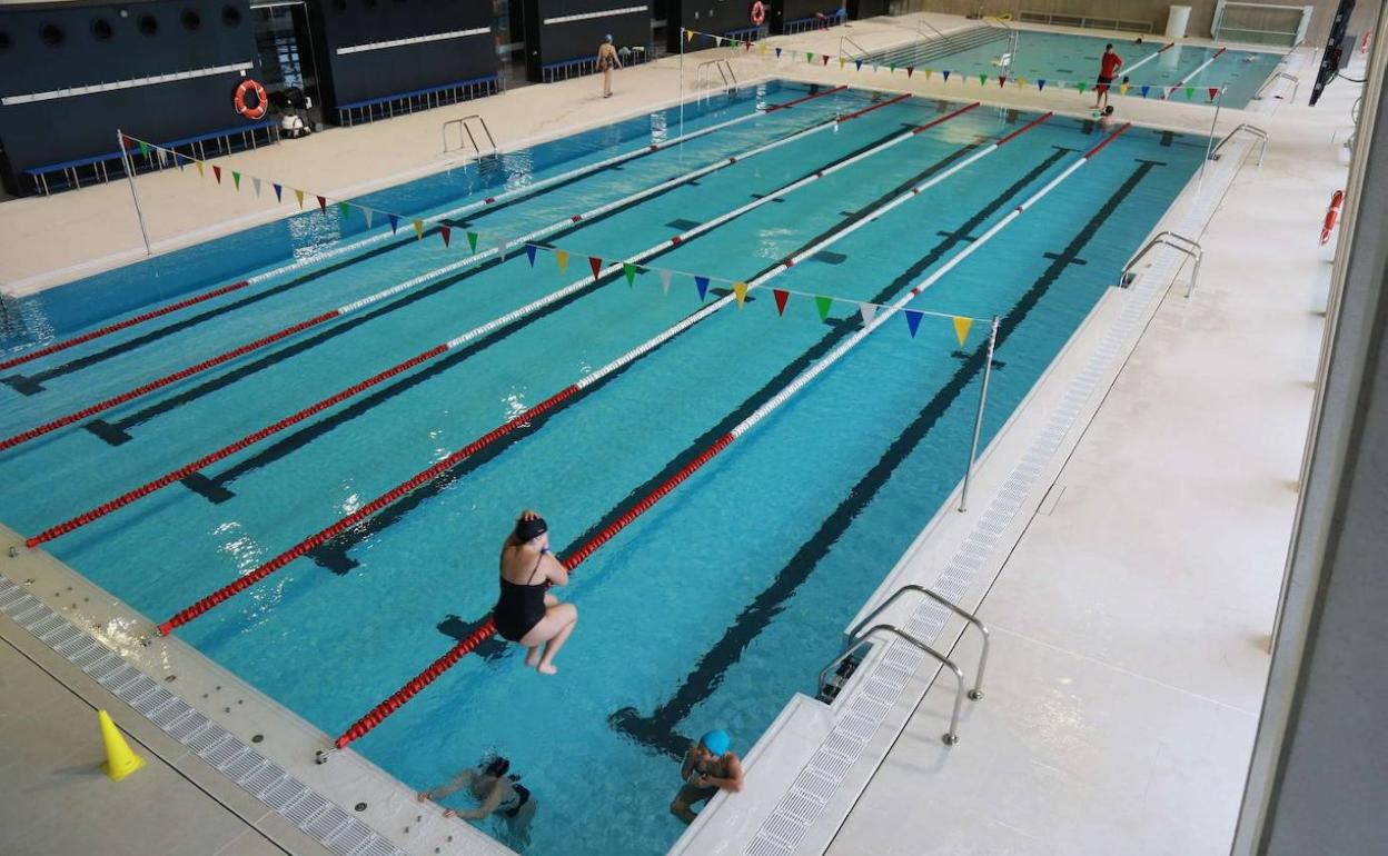Piscina en el polideportivo de Altza. 