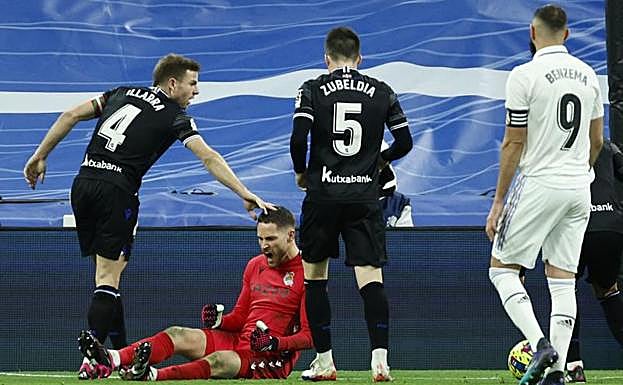 Illarramendi y Zubeldia celebran a Remiro después de una de las siete paradas que hizo contra el Real Madrid.