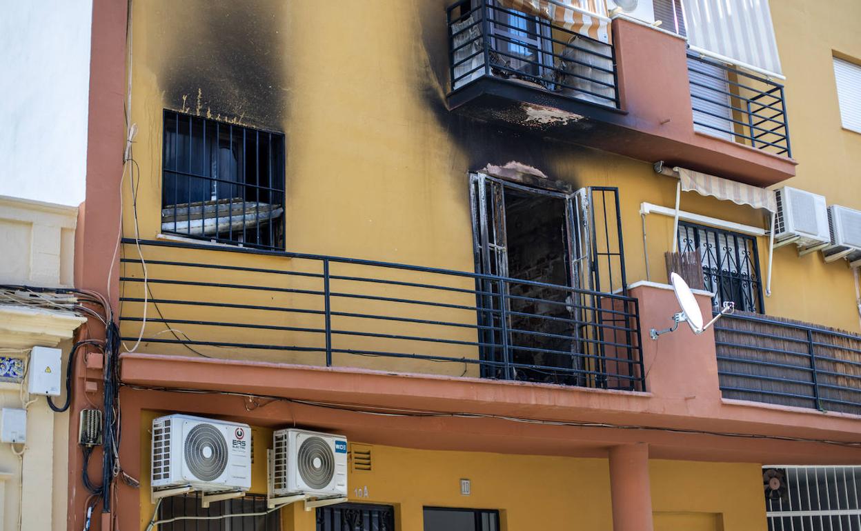 Mueren tres personas y varias más resultan heridas en el incendio de una vivienda en Huelva