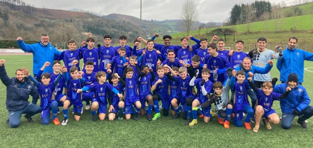 El Juvenil de Honor y el Alevín Perfeccionamiento, tras sus partidos en Elgoibar. 