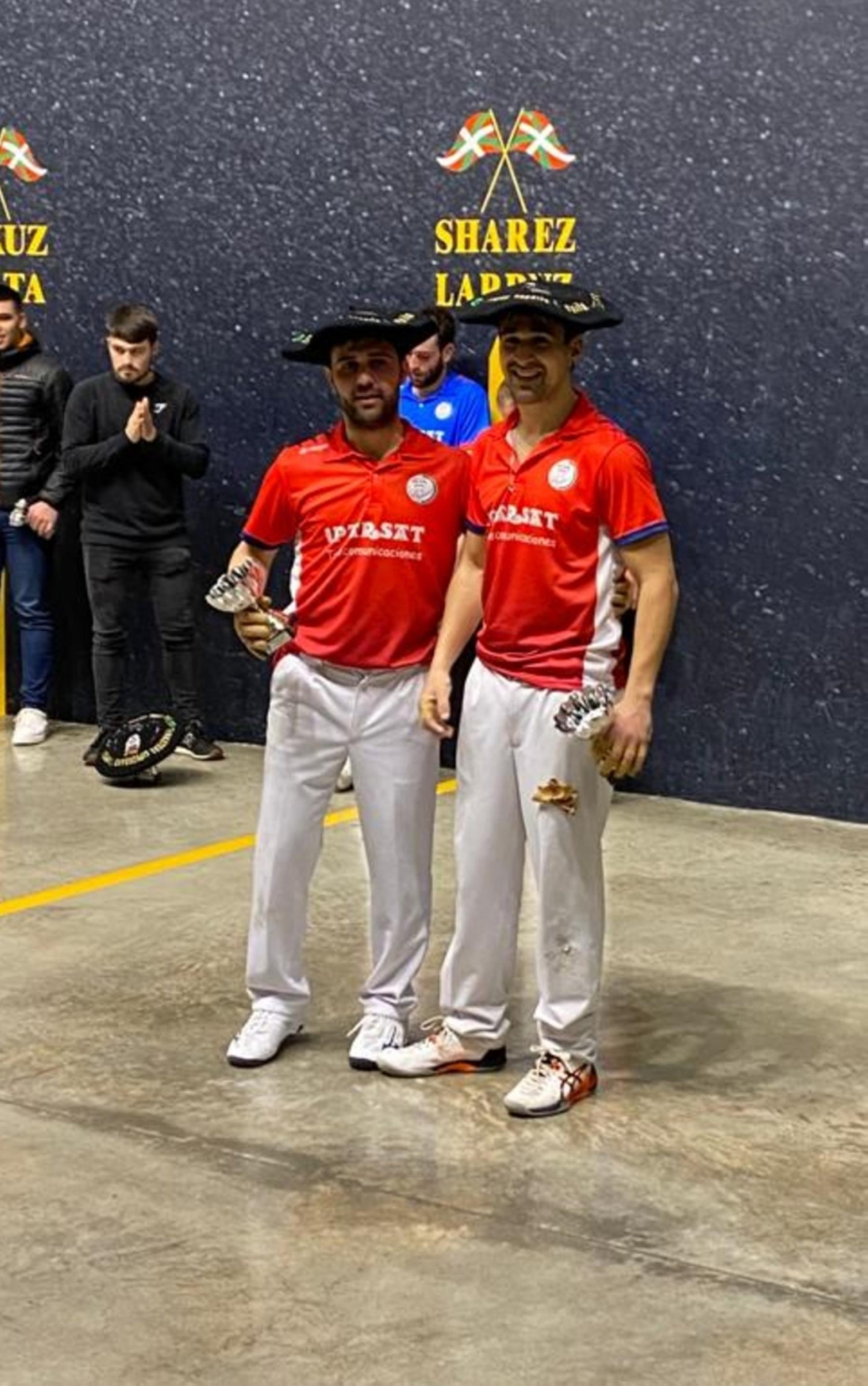 Ibon Taberna y Julen Chiapuso con el trofeo y la txapela del Campeonato de Gipuzkoa. 