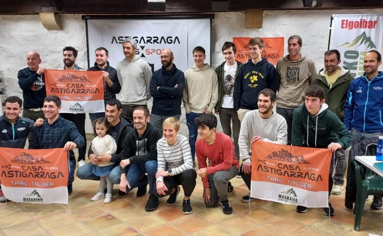 Integrantes del equipo Casa Astigarraga Trail, durante la presentación en sociedad que llevaron a cabo en el sótano de la casa de cultura.
