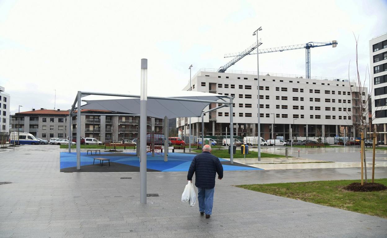 La zona de juegos infantil cubierta en el centro de la plaza Arteleku. 