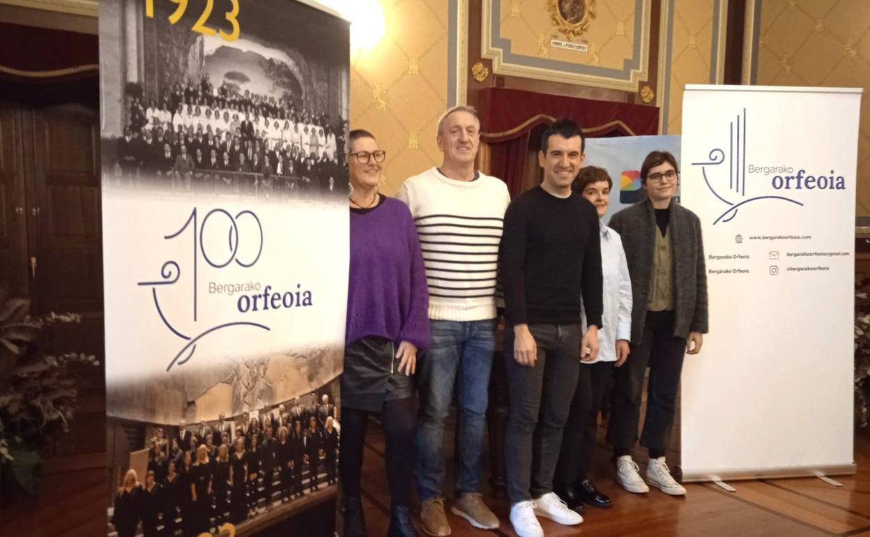 Flanqueados por sus nuevos logotipos, Kristina Markina, Karlos Etxaniz, Aitor Biain, Kontxi Laskurain y Amaia Guridi. 