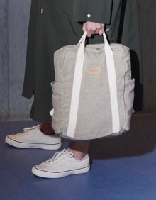 Imagen secundaria 2 - Bolso Lili en tejido acolchada sin brillo y con brillo. Mochila Kris en color gris/