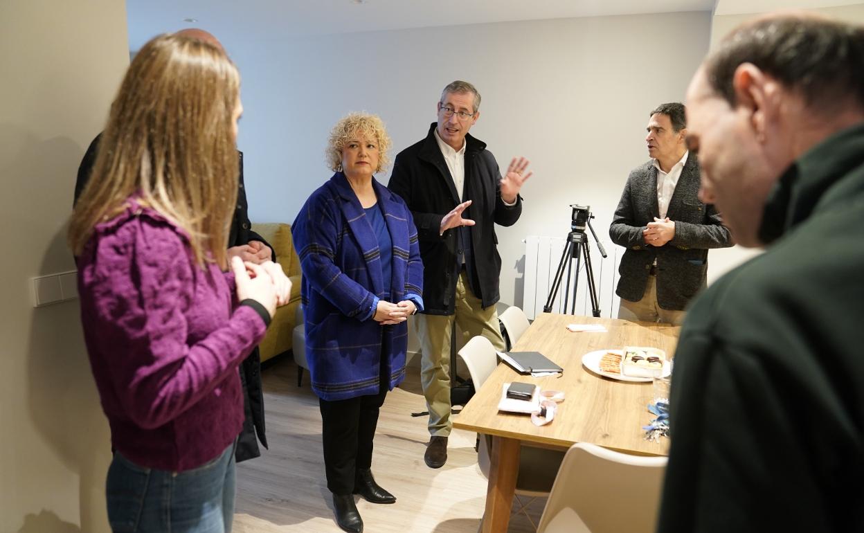 Peña y Olano en la presentación de una de las viviendas este miércoles.