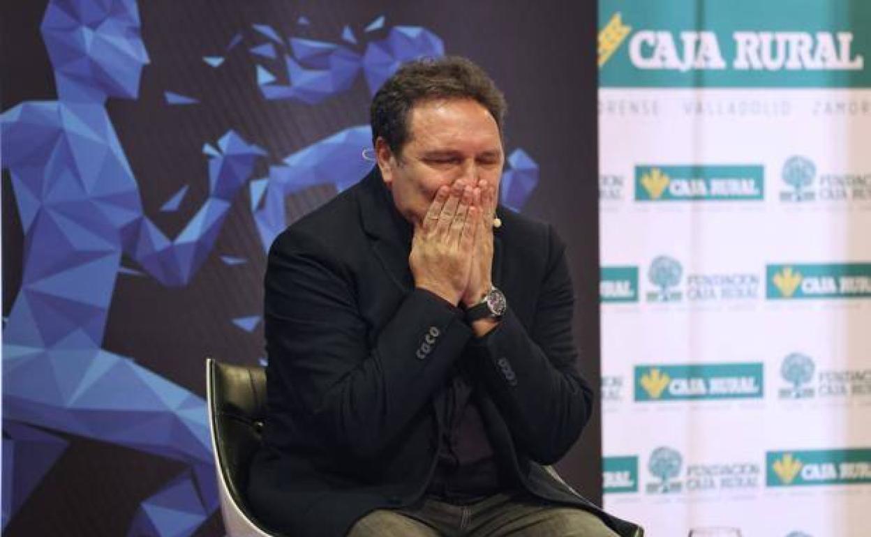 Eusebio Sacristán, emocionado en los inicios de su exposición en Los Desayunos de la APDV.