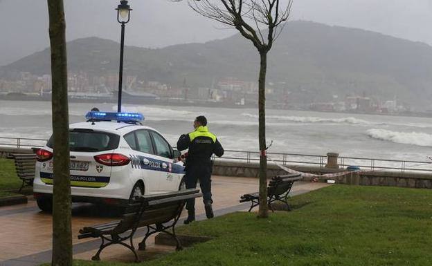 Una patrulla de la Policía Local realiza labores de vigilancia en la playa de Ereaga. 