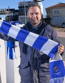 Imagen secundaria 2 - Vecinos de Serrada viven con intensidad e ilusión de los días previos. A la derecha, el alcalde César López con una bufanda de la Real Sociedad. 