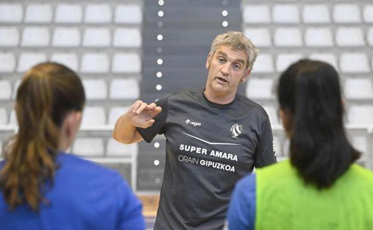 Imanol Álvarez dirige un entrenamiento del Bera Bera. 