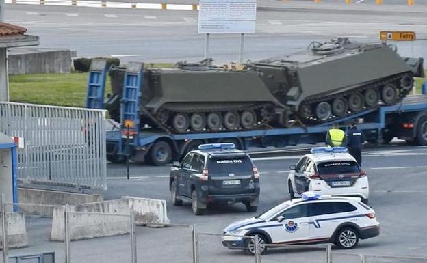 Dos unidades de los blindados M-113 TOA entran este viernes en el Puerto de Bilbao.