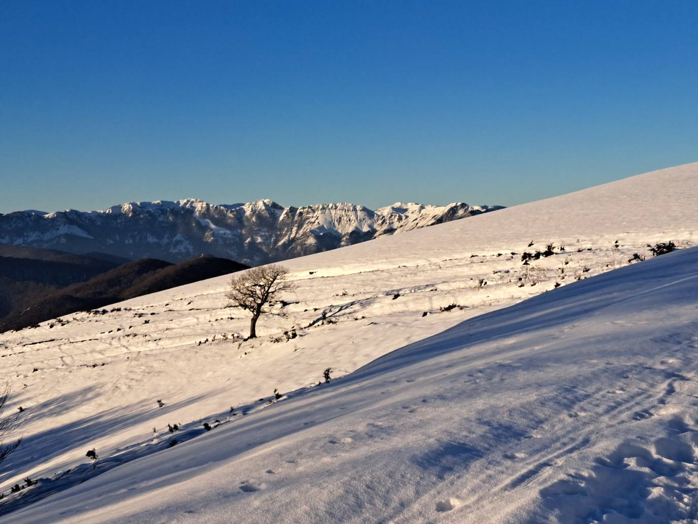 Fotos: Eguzkizko Muinoa, entre nieve y rayos de sol