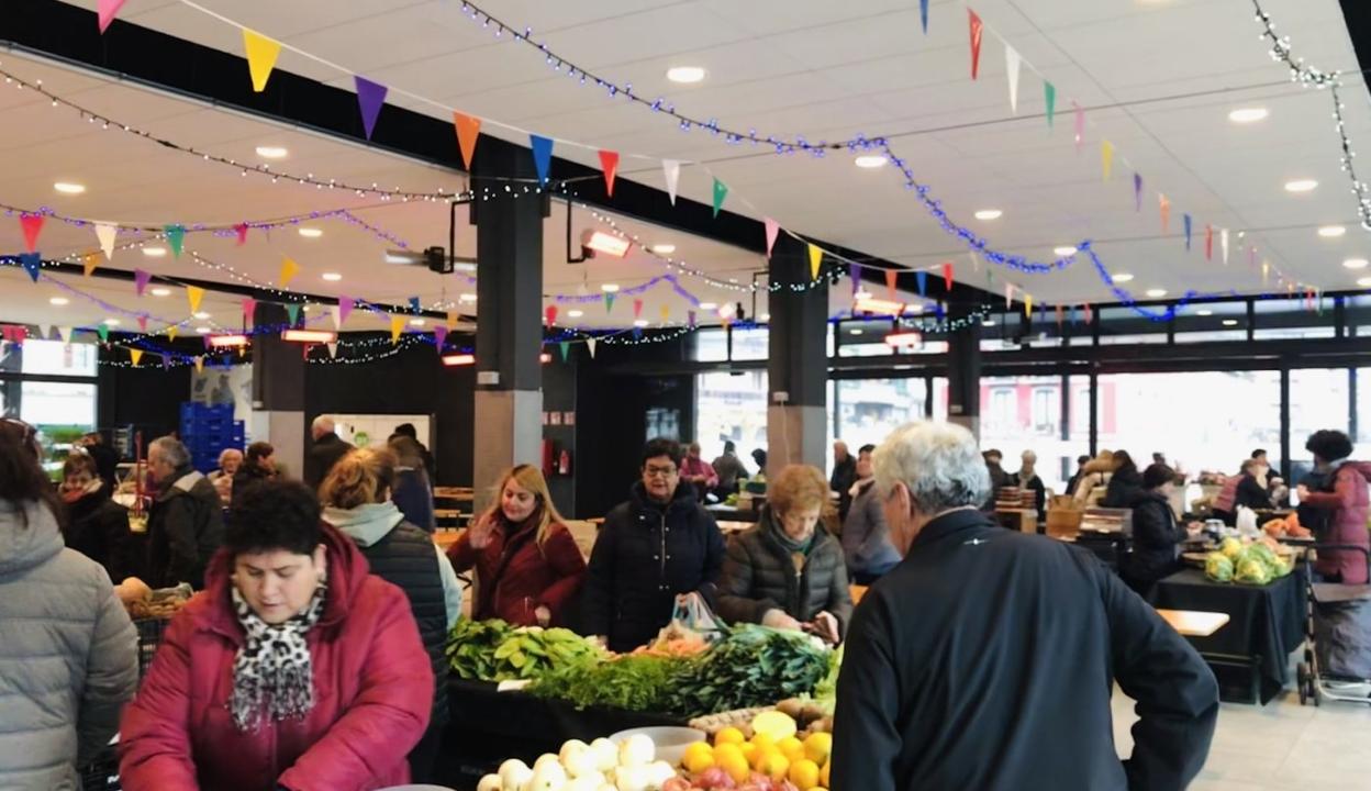 Azoka plazako irudi bat. 