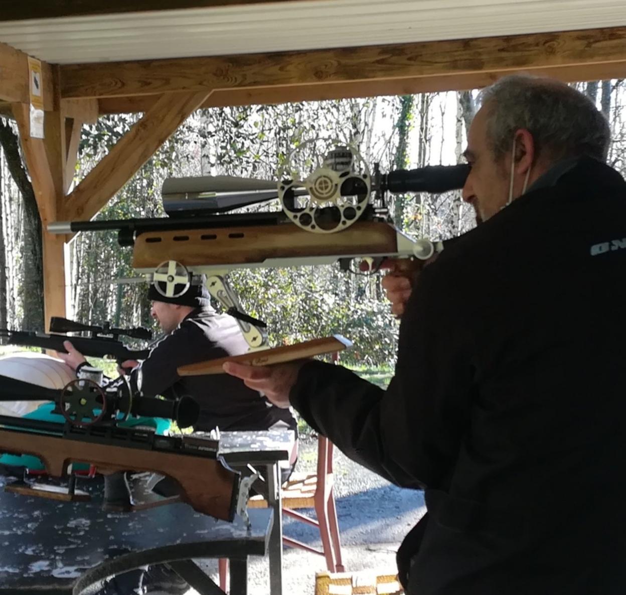 Un tirador de field target en el campo de tiro del parque Eitza.