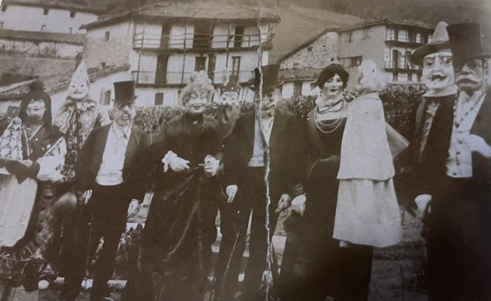 El libro recoge el ambiente en las fiestas de San Isidro y en torno a los bares Debatarra y Bakero, la vida social, el trabajo en los caseríos, la llegada de las fábricas, edificaciones que ya no existen como Ibai ondo y Aloña alde, una foto de carnaval de 1910 e infinidad de parajes y estampas familiares. 