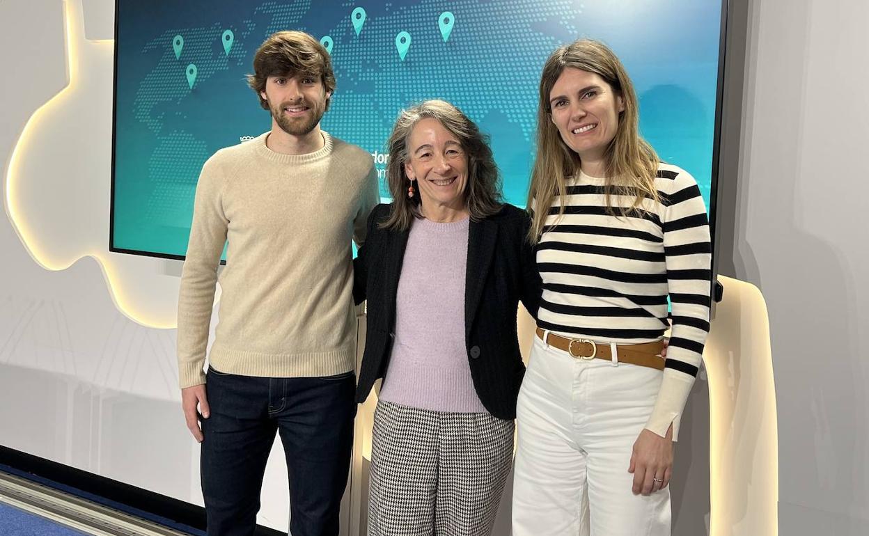 Javier Olaizola, becado que acaba de regresar de EEUU, la concejala de Desarrollo Económico Marisol Garmendia y Mónica Moreno, responsable del proyectos de Polymat. 