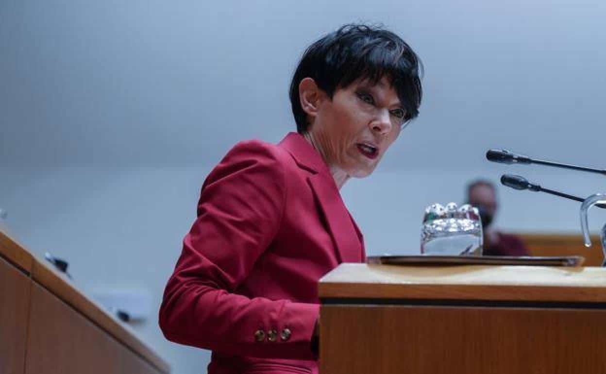 La portavoz de EH Bildu, Maddalen Iriarte, en el pleno de control de este viernes en el Parlamento vasco