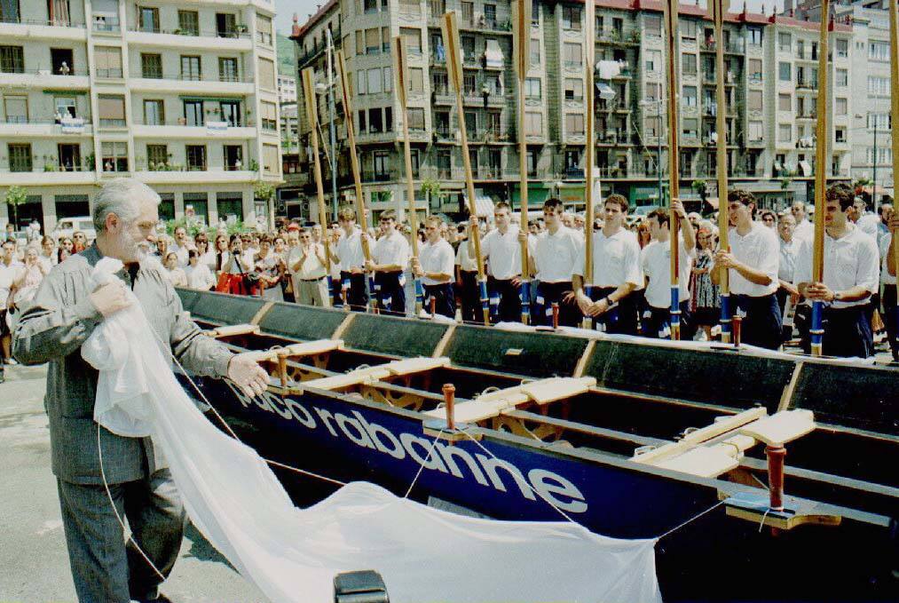 Paco Rabanne descubre en el muelle de Trintxerpe la trainera que llevó su nombre en verano de 1996. 