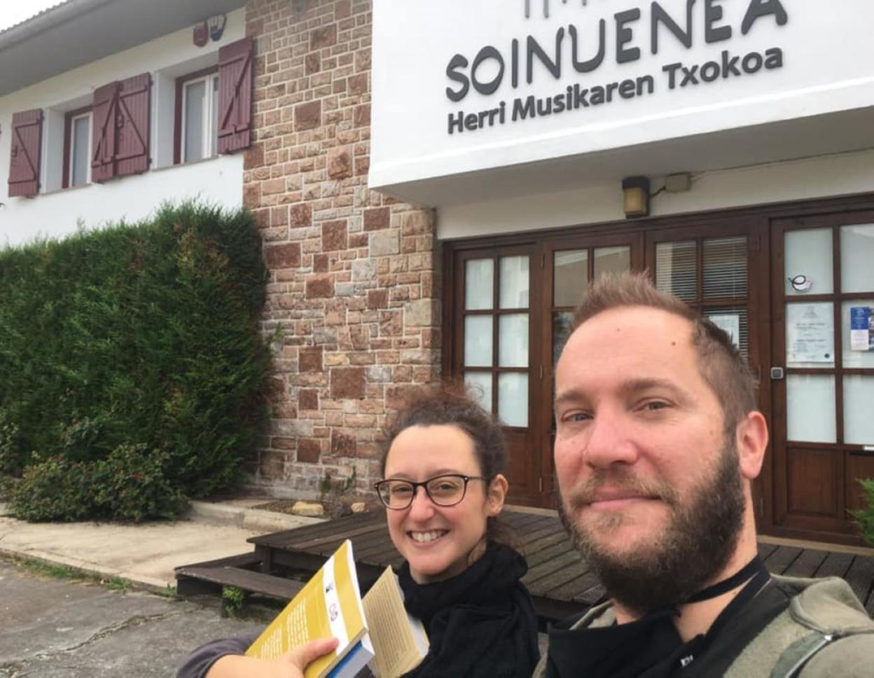 Maider Martineau y Arnaud Bibonne a las puertas de Soinuenea en una foto compartida por ellos en Facebook.