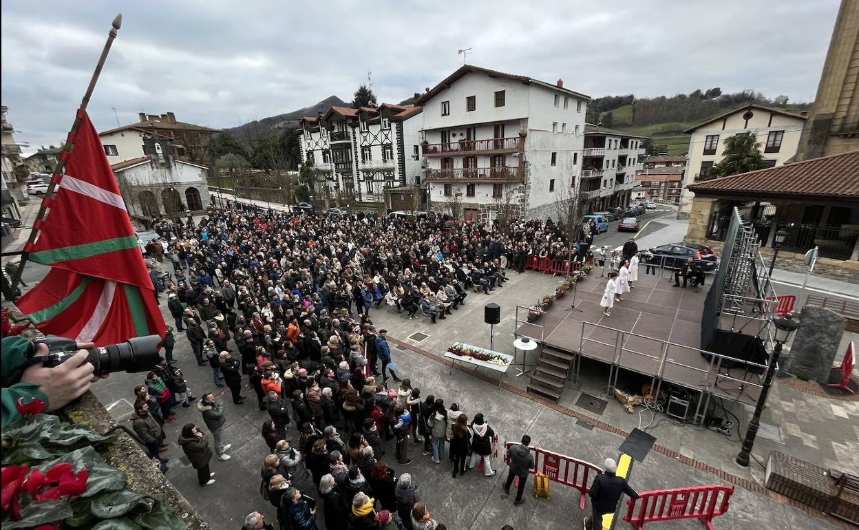 Aspecto de la plaza San Joan de Urnieta donde ha tenido lugar el homenaje a maia Agirre. 