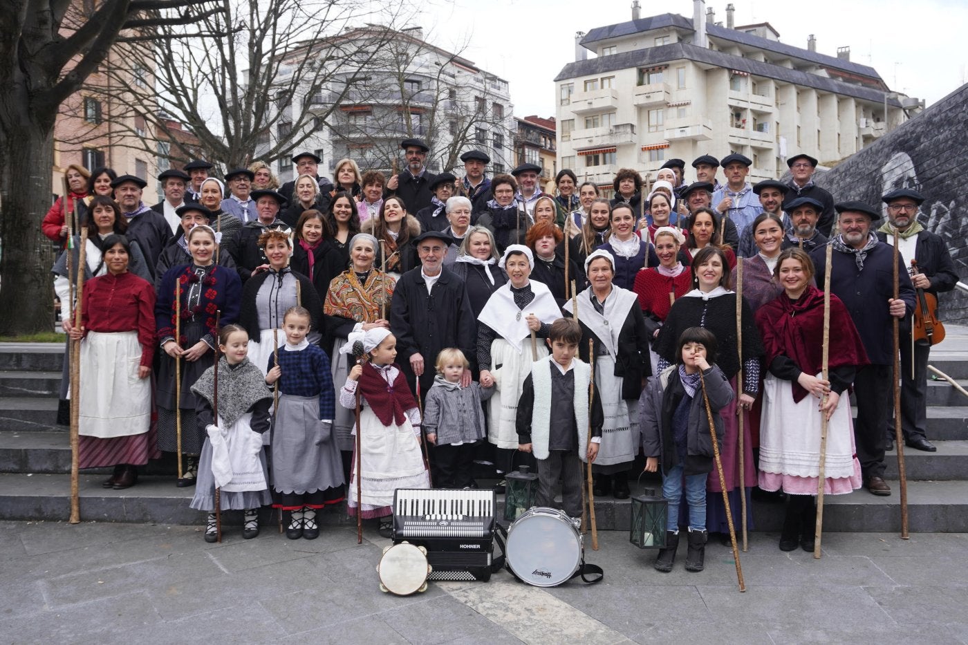 Miembros del batzoki del PNV del Antiguo, ayer dispuestos a cantar a Santa Ageda con sus makilas. 