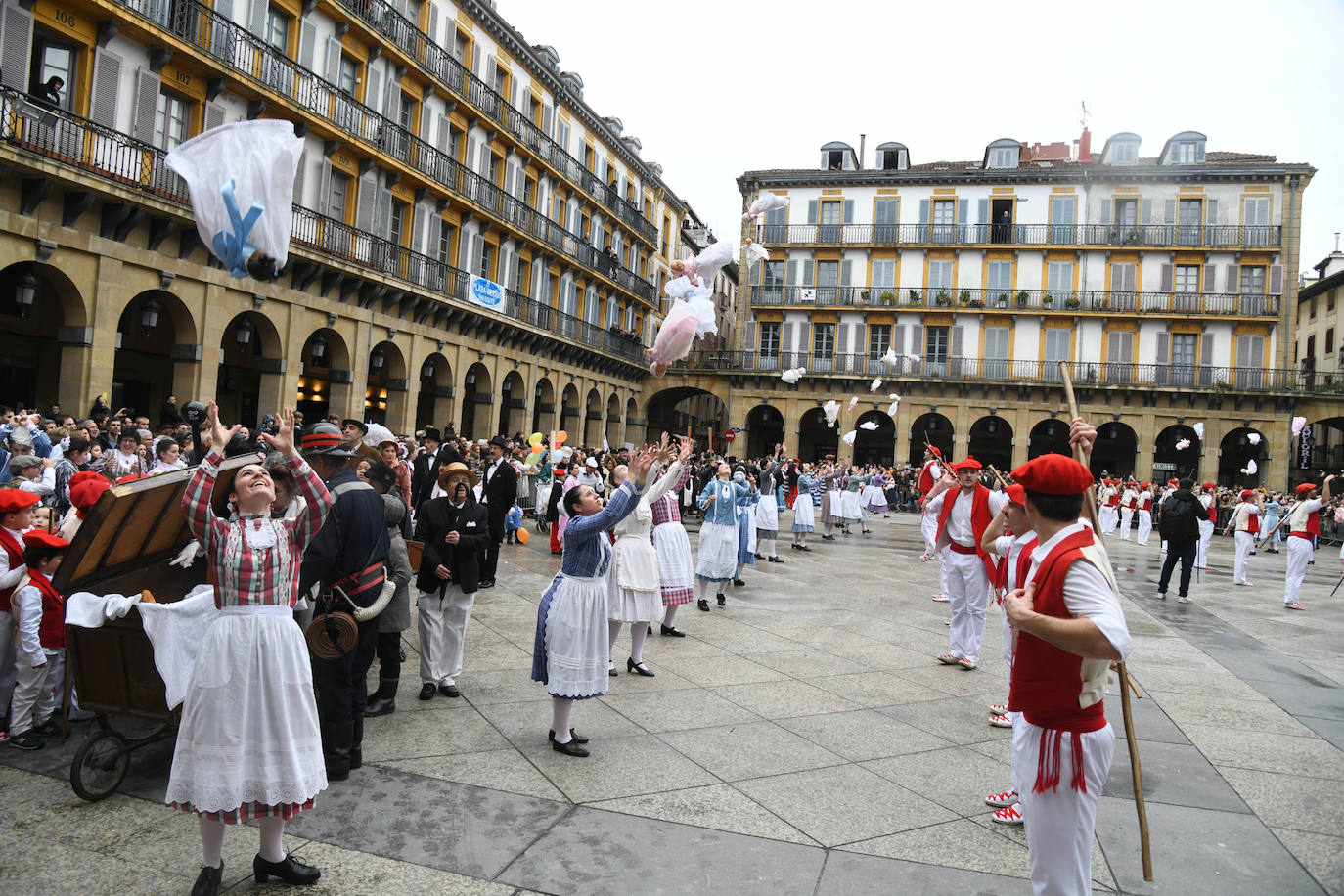 Fotos: Inudes y Artzainas recorren la Parte Vieja donostiarra