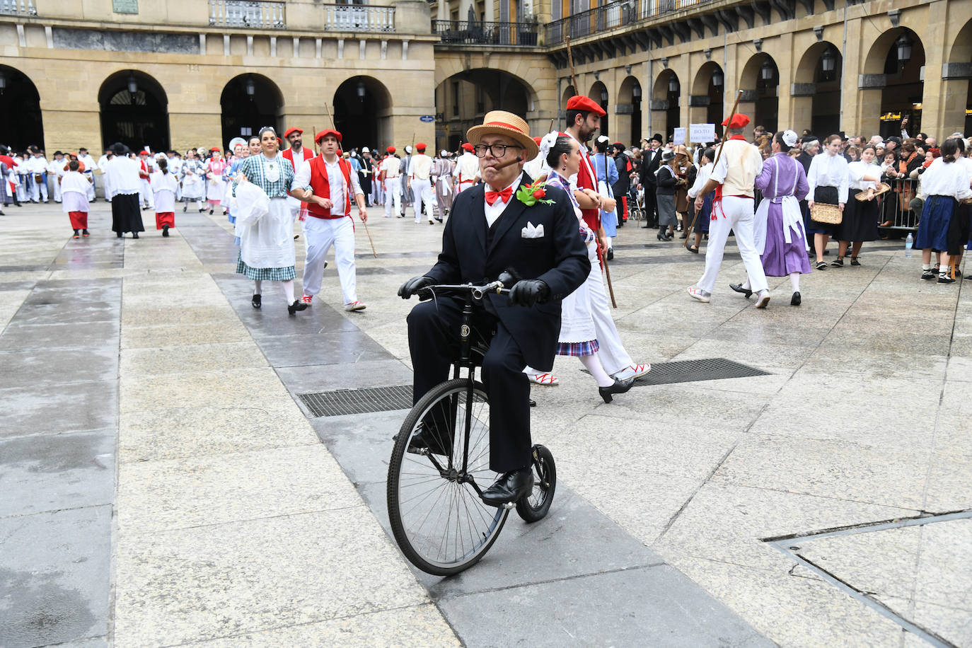 Fotos: Inudes y Artzainas recorren la Parte Vieja donostiarra