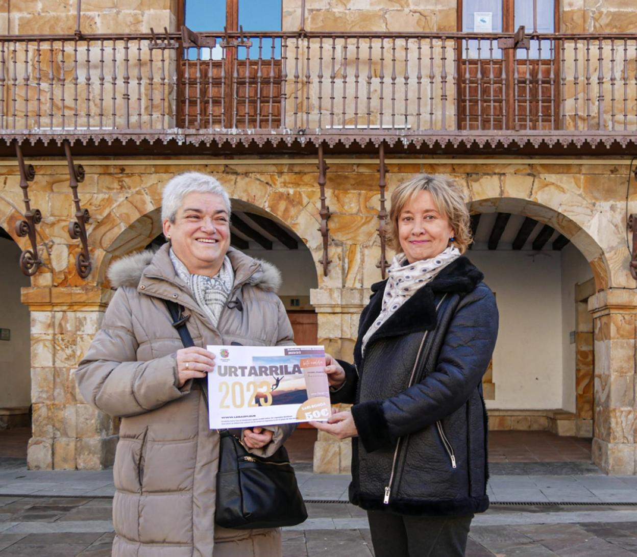 La concejal, Maite Lombide, hizo entrega del vale de 50 euros a la afortunada del mes de enero. 