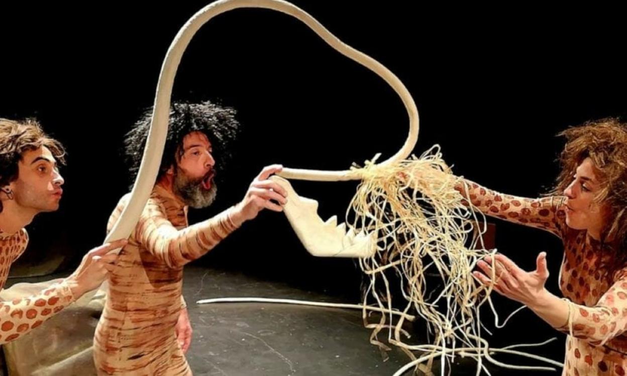 Una de las imágenes de la original obra infantil del grupo Markeliñe que hoy recala en Labeaga Aretoa. 