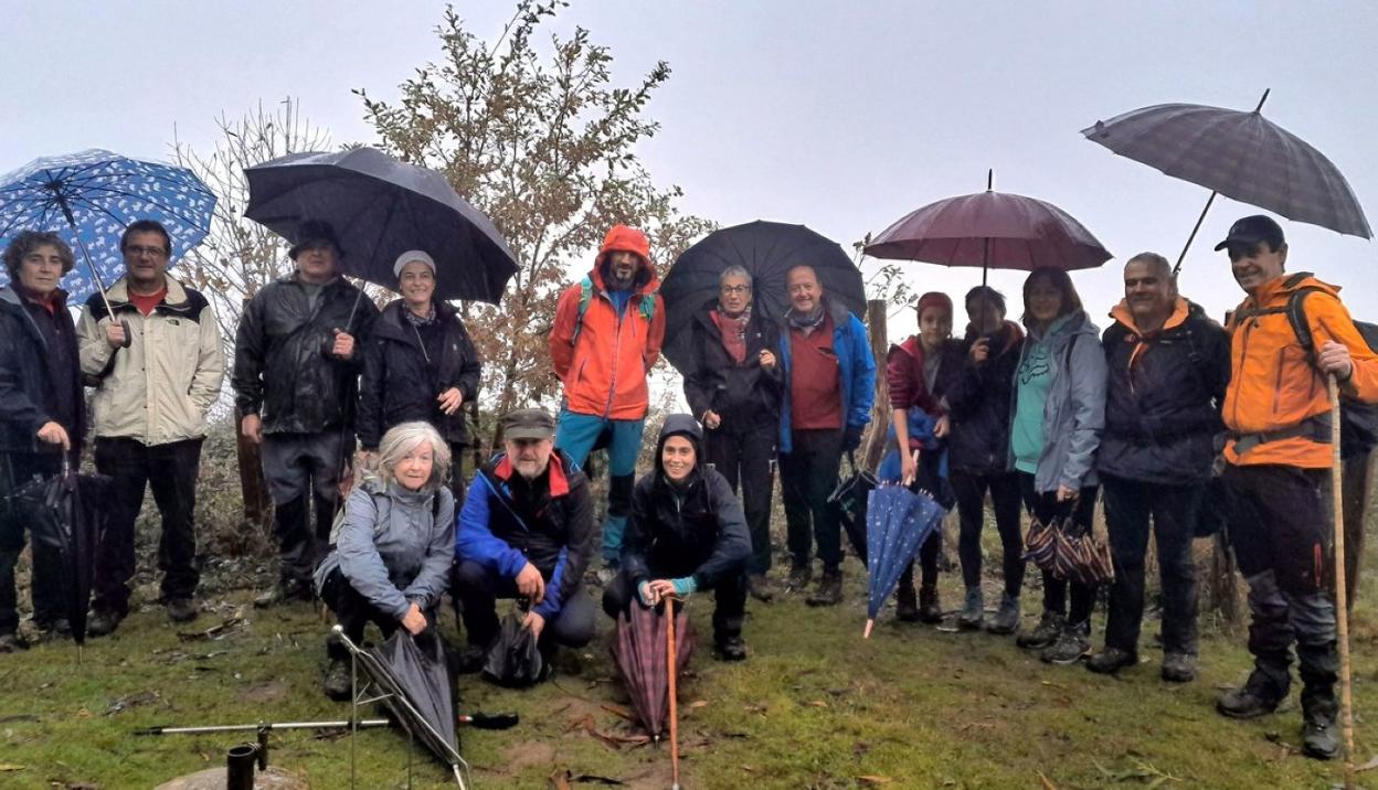 Salida el año pasado a la cima de Topinburu, en el paseo previo a la alubiada anual. 