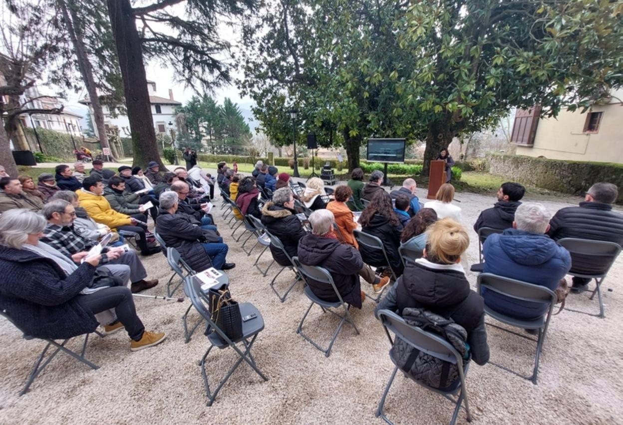 El acto celebrado a mediodía de ayer reunió a decenas de personas. A la derecha, dantzaris de Olarri bailan al son de los txistularis de Lartaun.