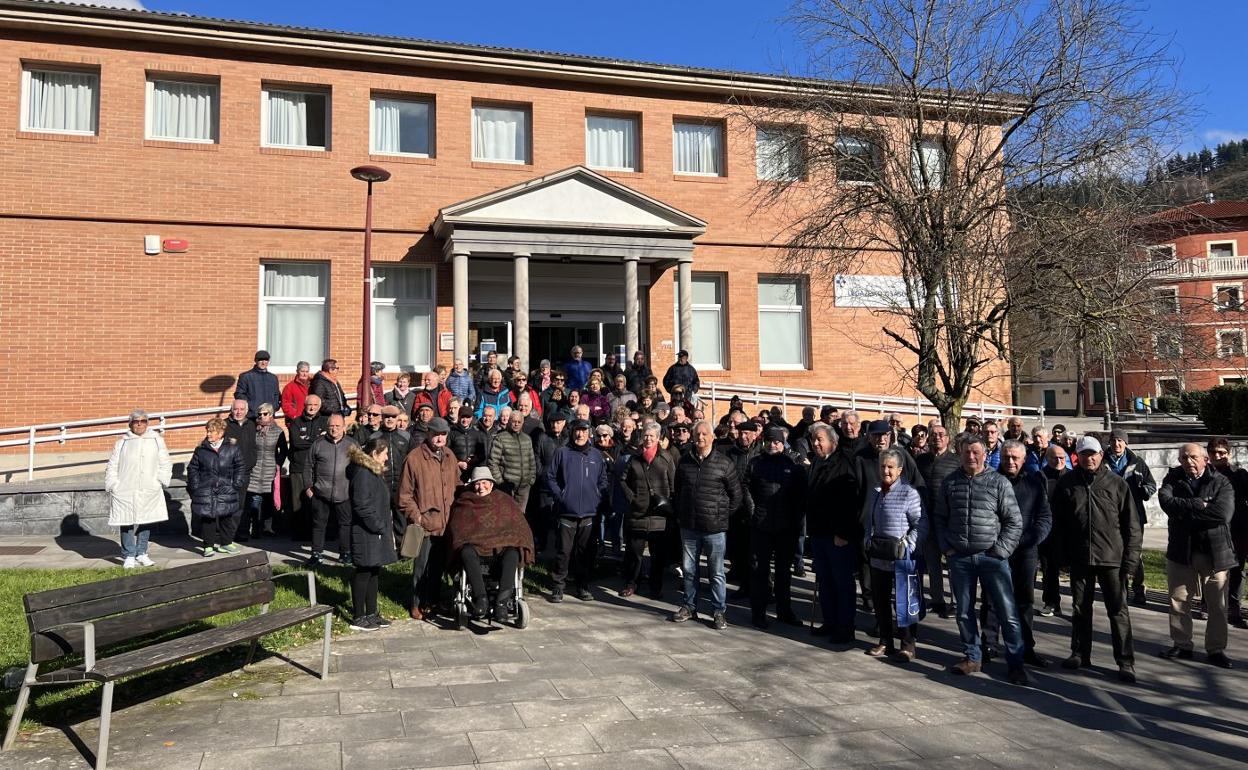 Los participantes de la marcha a su llegada al ambulatorio.
