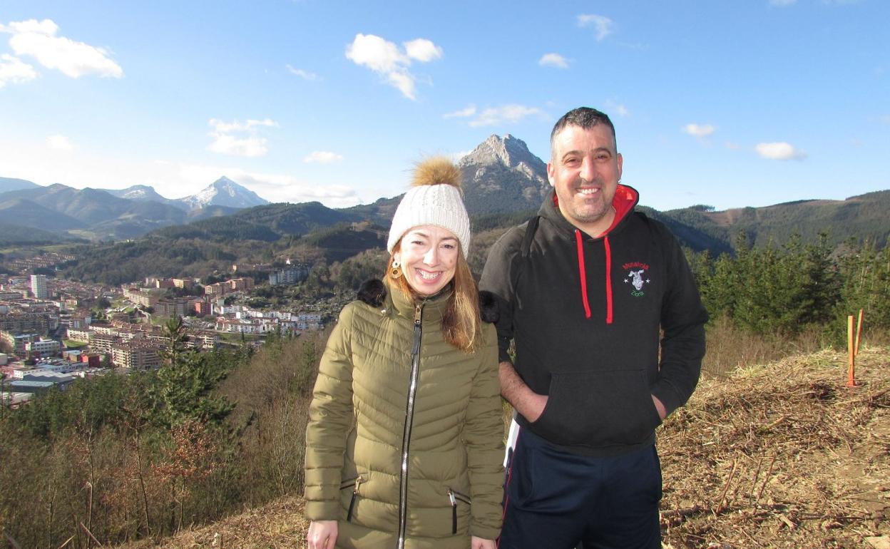 La concejala Anuska Ezkurra y el 'auzoalkate' de Musakola, Oxel Apraiz, en el 'Balcón de Zigarrola'. 
