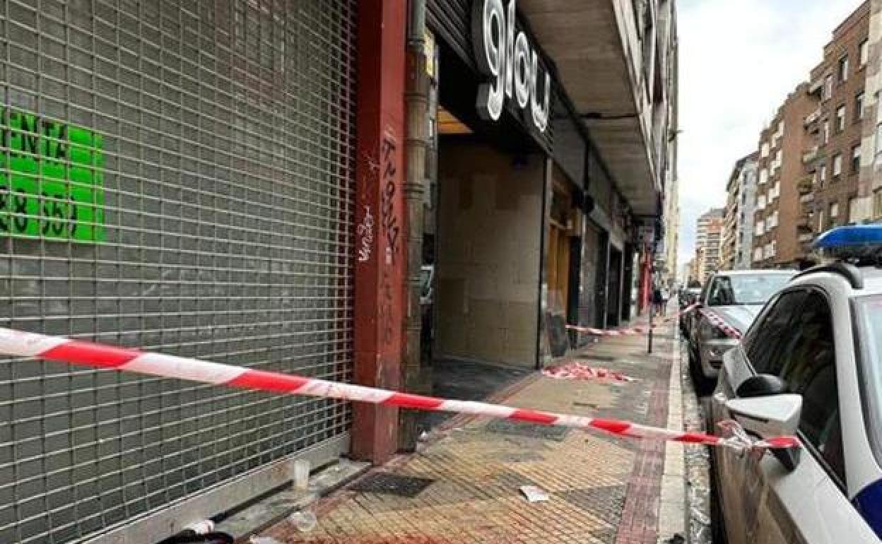 Exterior de la discoteca donde ha ocurrido el suceso con restos de sangre y el cordón de la Ertzaintza 