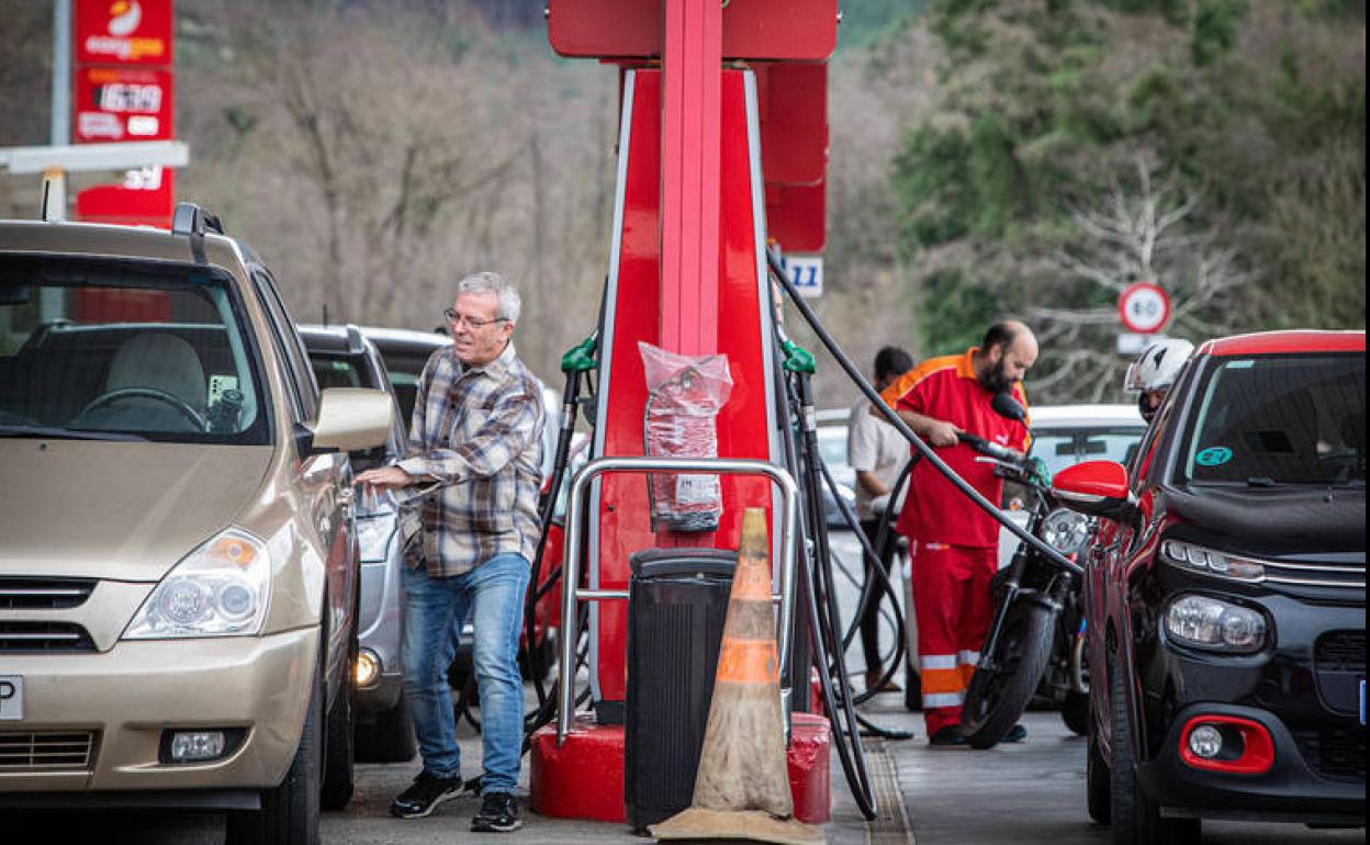 Precio de la gasolina: El diésel vuelve a estar por debajo del precio de la gasolina tras siete meses