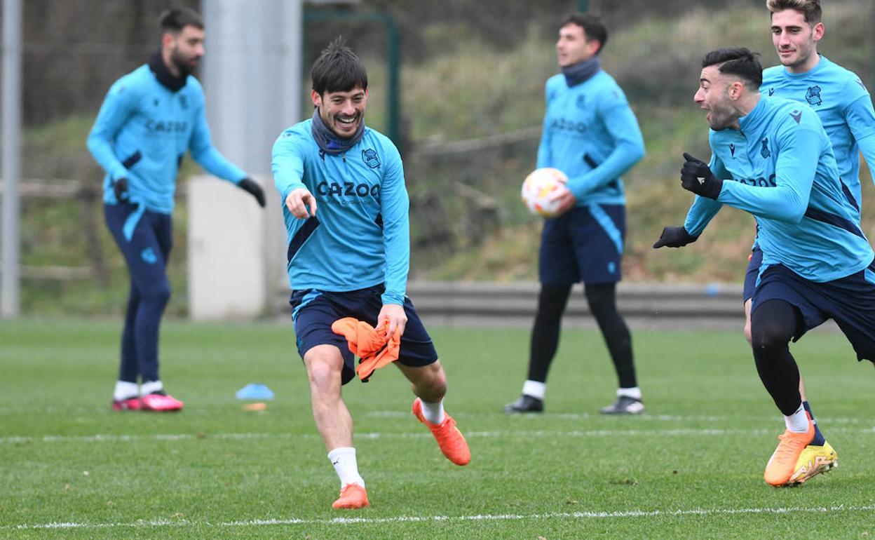 David Silva bromea en un entrenamiento en Zubieta con Diego Rico ante la presencia de Navarro.