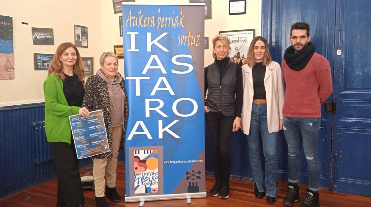 Marije Ugalde, Arantzazu Kortabarria, Marijo Juaristi, Leire Ugarte y Eneko Galdos dieron cuenta de las ocho propuestas. 