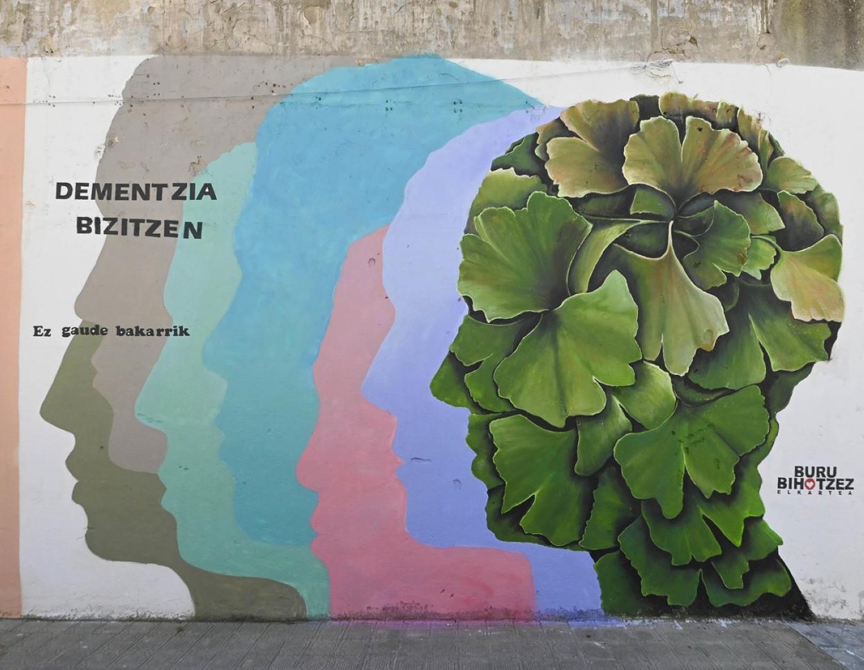 Mural 'Ez gaude bakarrik', que pretende sensibilizar sobre el Alzheimer y otras demencias. 