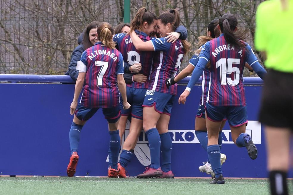 qLas jugadoras armeras se abrazan tras marcar un gol. 