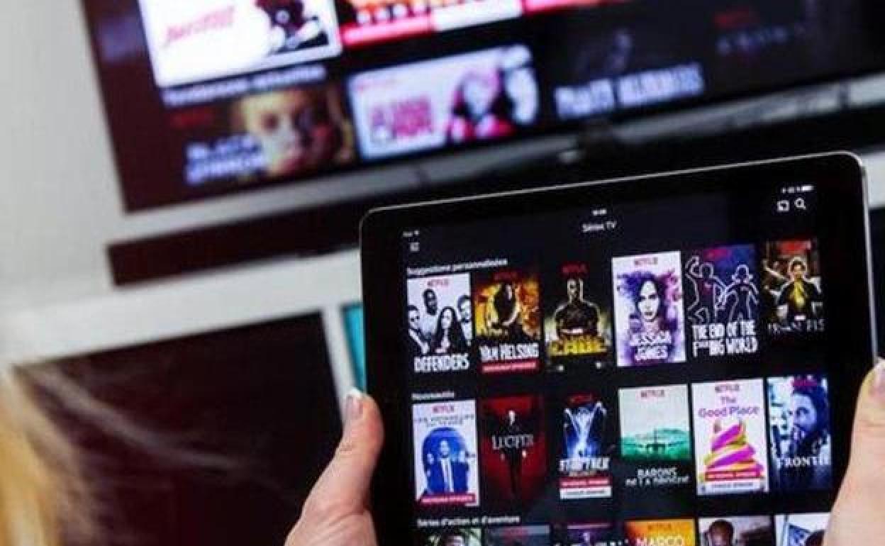 Un usuario ve Netflix en su tableta