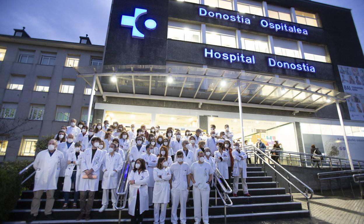 Concentración de sanitarios a las puertas del Hospital Donostia. 