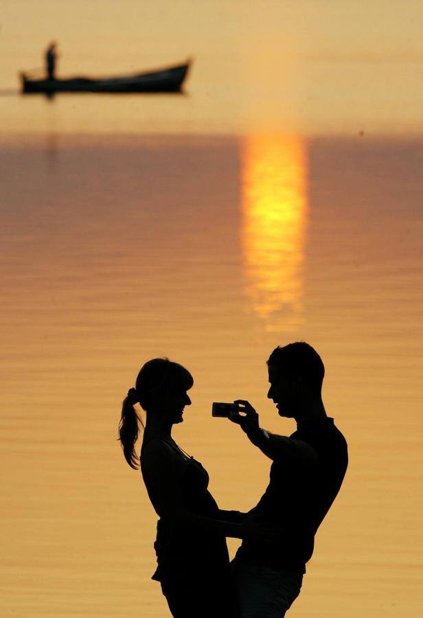  Puesta de sol sobre la Albufera. Booking destaca este humedal declarado Parque Natural en 1986. La web considera, además de su visita, ver de forma «obligatoria» el atardecer en pareja.