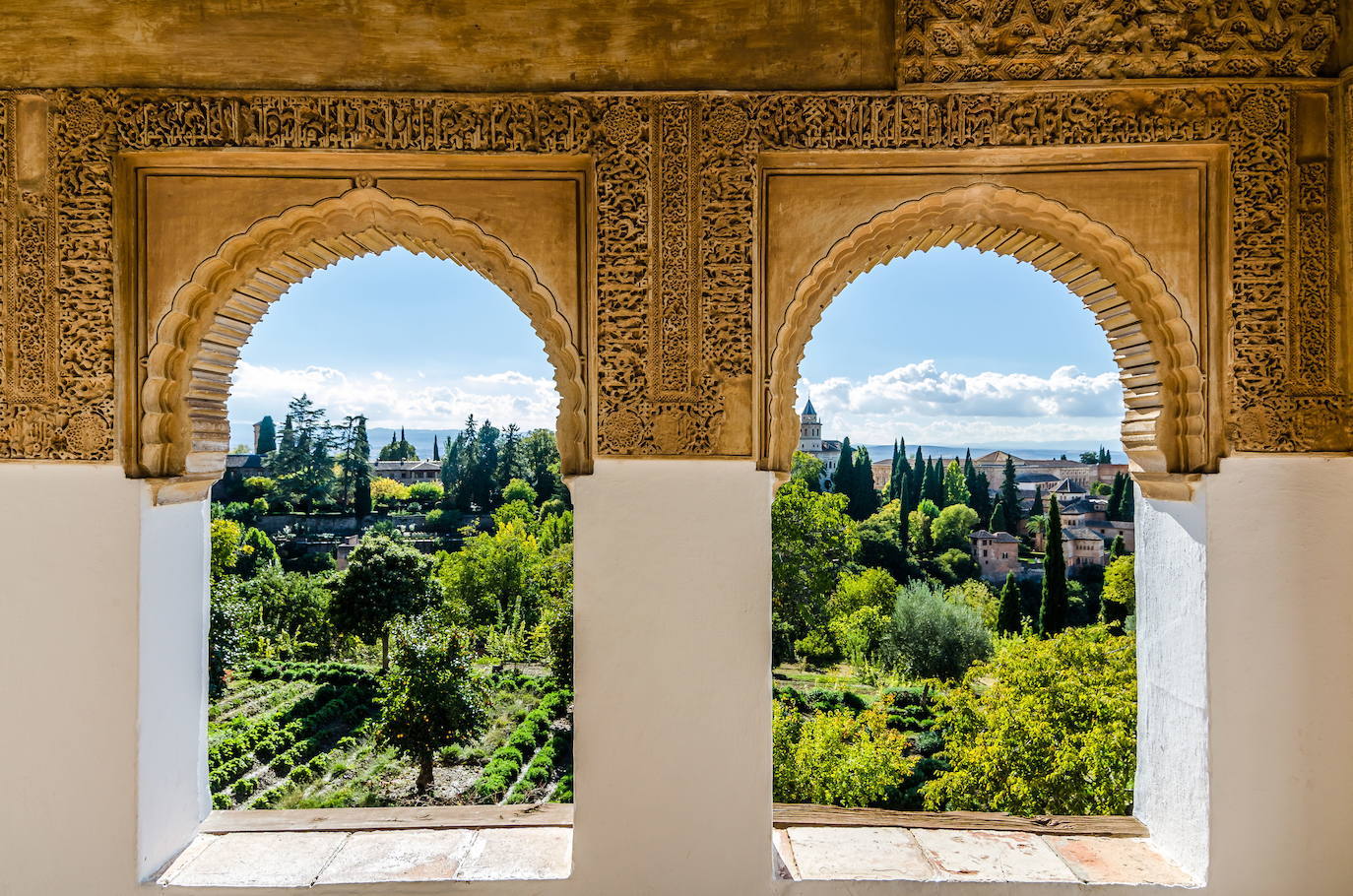 Ver la puesta del sol desde el Mirador de San Nicolás no tiene precio, según Booking. Y tampoco, disfrutar de un romántico paseo por la Alhambra.