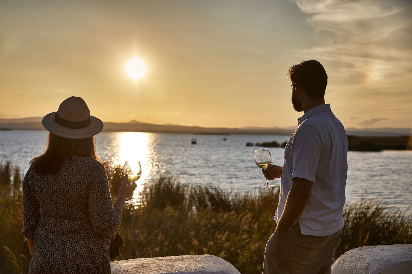  Puesta de sol sobre la Albufera. Booking destaca este humedal declarado Parque Natural en 1986. La web considera, además de su visita, ver de forma «obligatoria» el atardecer en pareja.